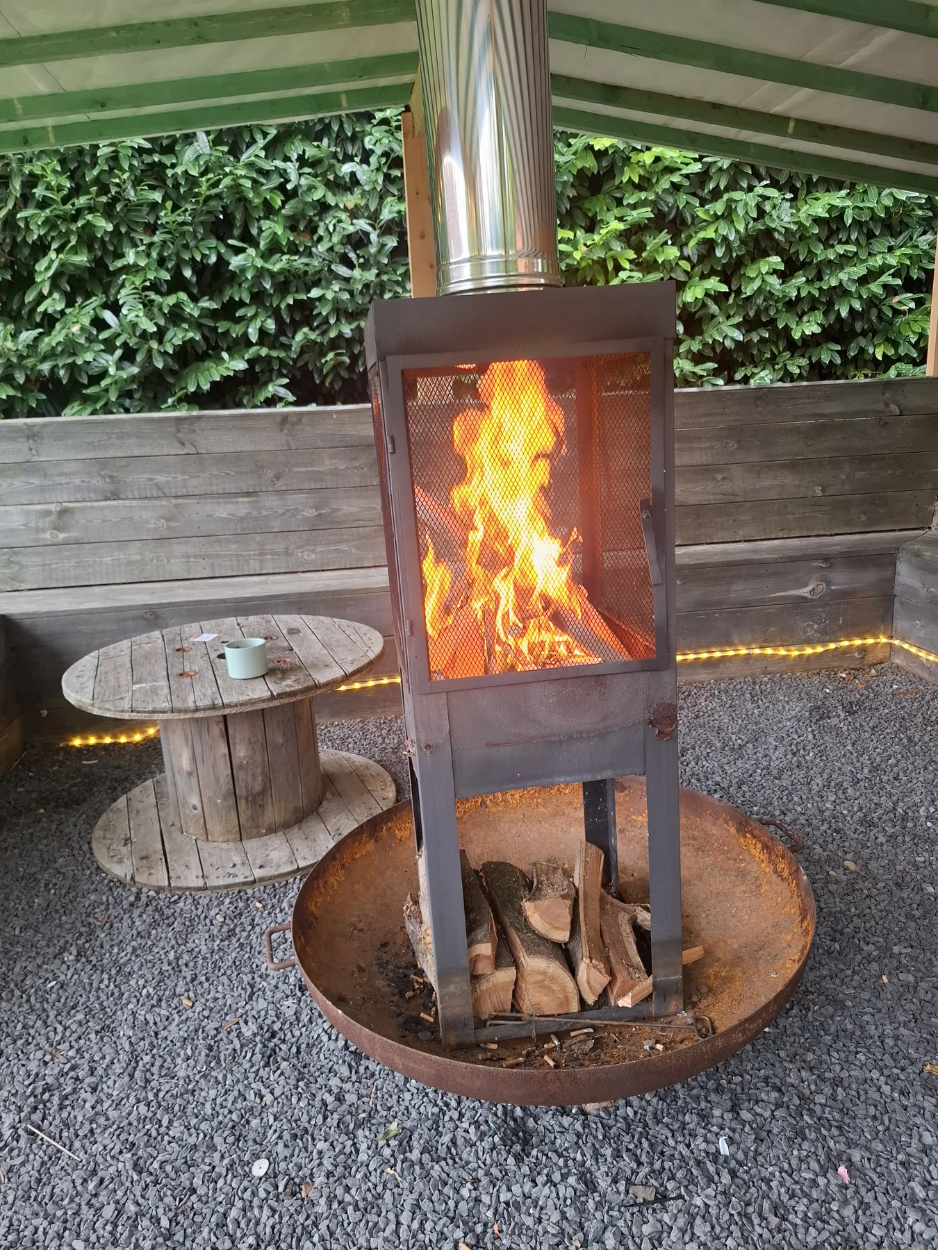 Vuur bij een winterbarbecue van De Peper
