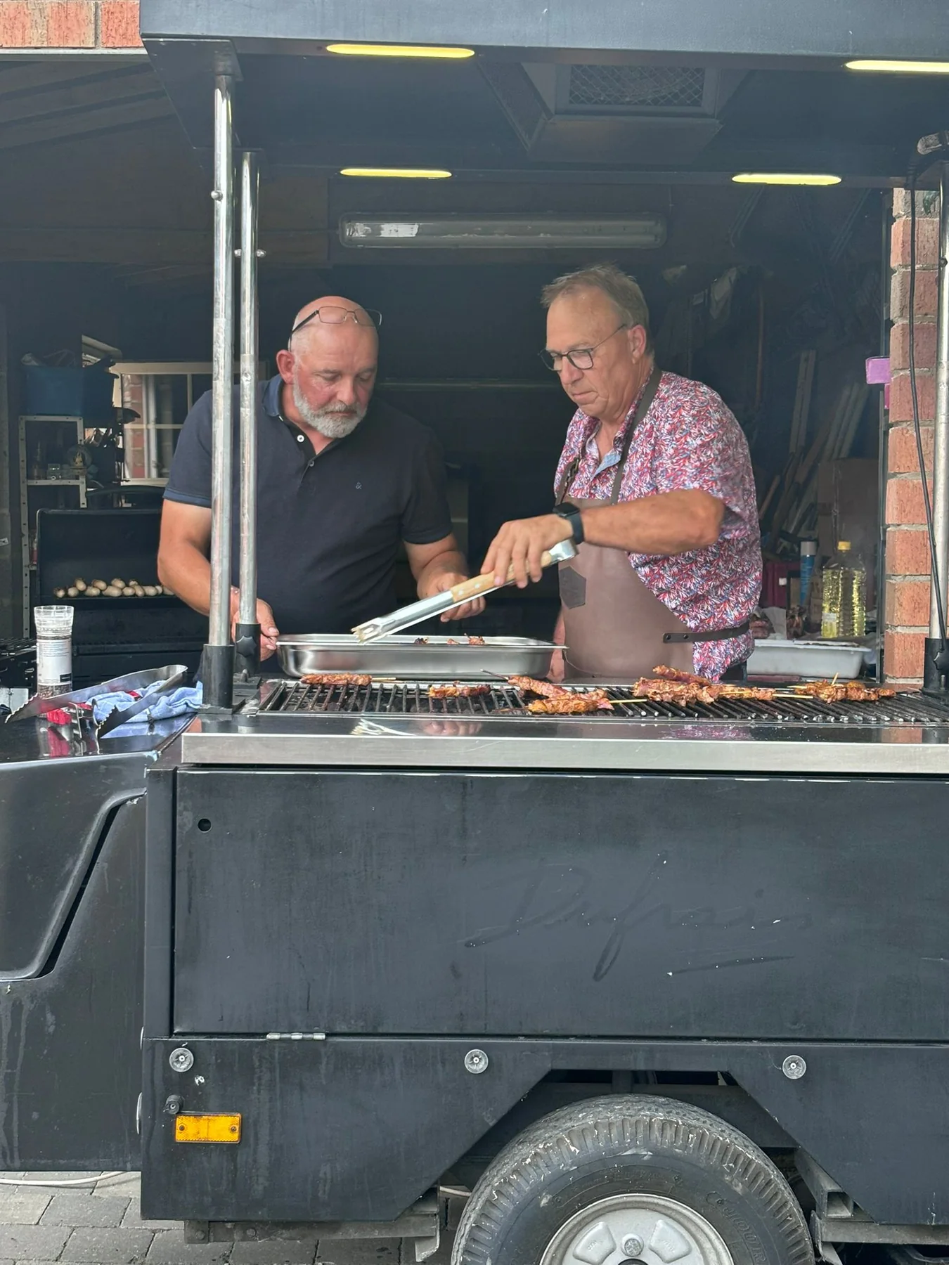 Erik aan het werk bij de barbecue van De Peper