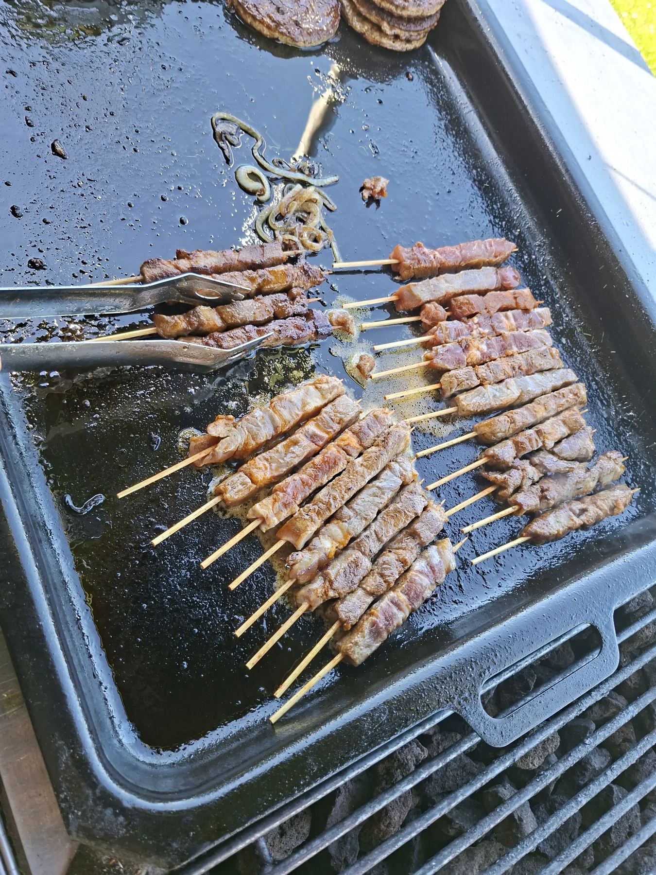 Vleesspiezen op de grill van De Peper