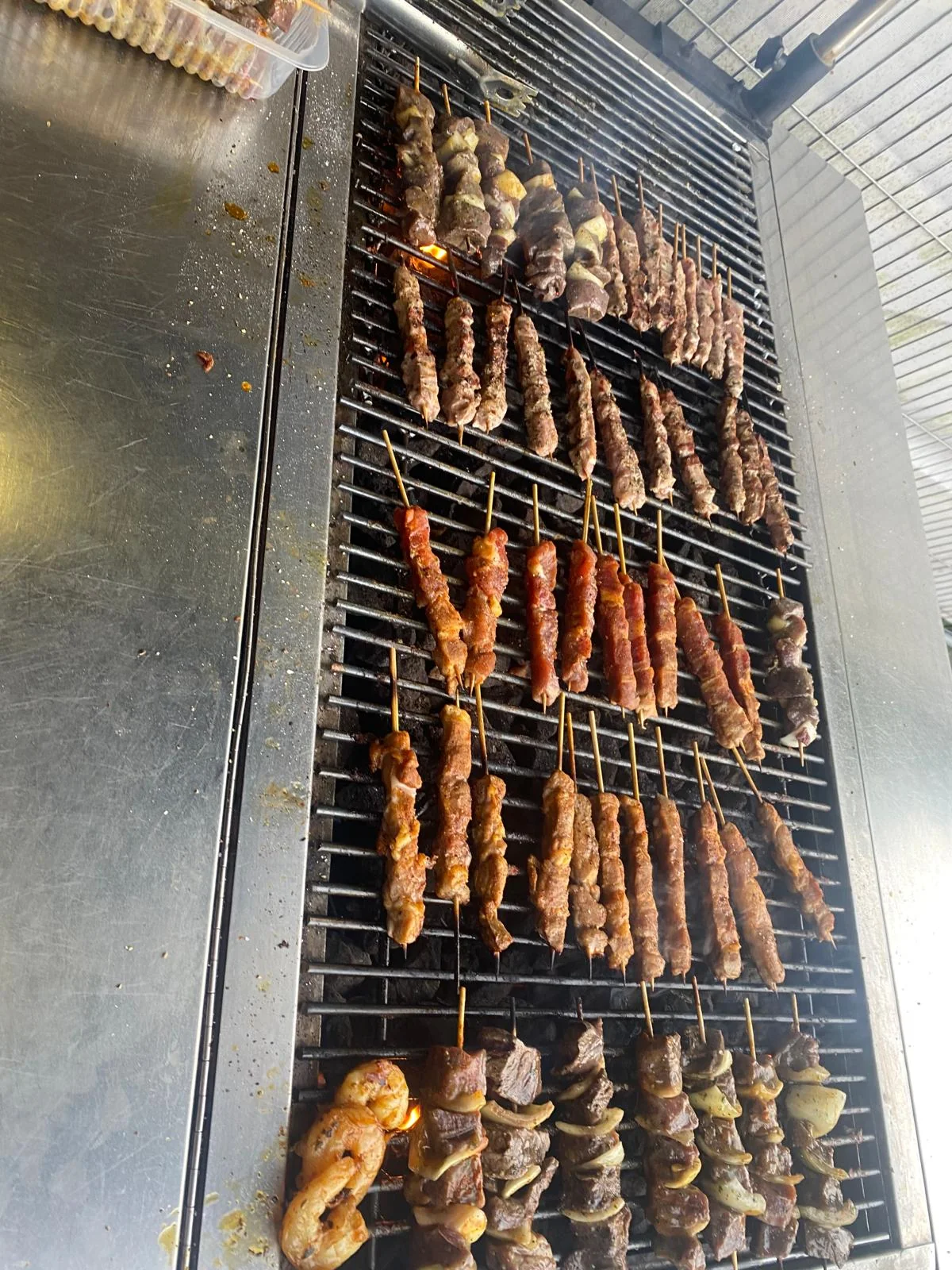 Souvlaki en vlees op de grill